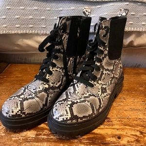 CIRCUS BY SAM EDELMAN COMBAT STYLE SNAK SKIN BOOTS SIZE 7.5